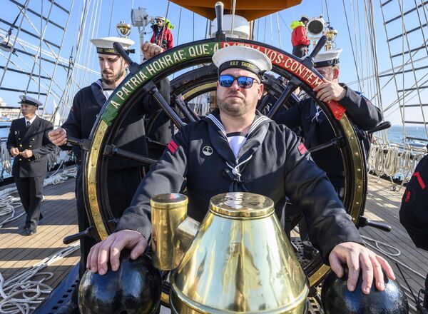ربان على جسر السفينة الشراعية الطويلة "إن آر بي ساجريس"  التابعة للبحرية الأمريكية أثناء رحلة بحرية على نهر تاجة في لشبونة في البرتغال. - سبوتنيك عربي
