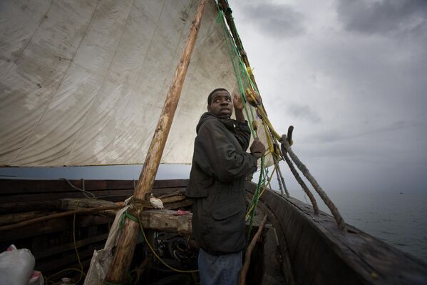 بحار على متن مركب شراعي بين باجامويو وستون تاون في تنزانيا، عام 2010. - سبوتنيك عربي