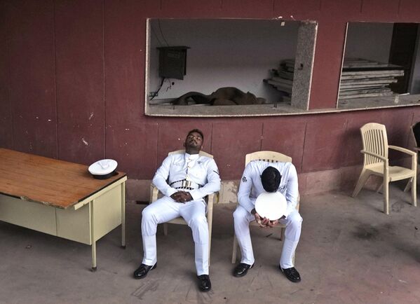 بحارة من البحرية الهندية يأخذون استراحة قبل بدء التدريبات الكاملة لاحتفالات يوم الاستقلال في القلعة الحمراء التاريخية في نيودلهي في الهند. - سبوتنيك عربي