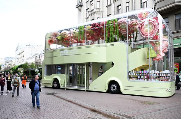 &quot;حافلة الجمال&quot; في شارع أربات القديم في موسكو. - سبوتنيك عربي