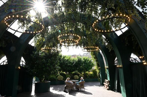  ساحة مانيجنايا التي ارتدت حلتها الخضراء في فصل الصيف. - سبوتنيك عربي