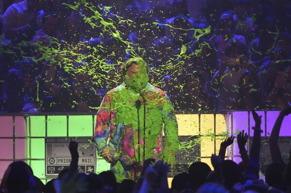 جاك بلاك يتسلم جائزة ملك الكوميديا ​​خلال حفل توزيع جوائز اختيار الأطفال من نيكلوديون في ولاية كاليفورنيا.  - سبوتنيك عربي