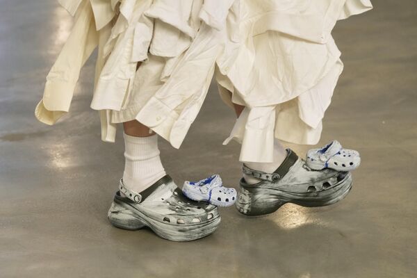 عارضة أزياء ترتدي حذاء من مجموعة سايمون كراكر الرجالية لربيع وصيف 2026، والتي تم تقديمها في ميلانو بإيطاليا. - سبوتنيك عربي