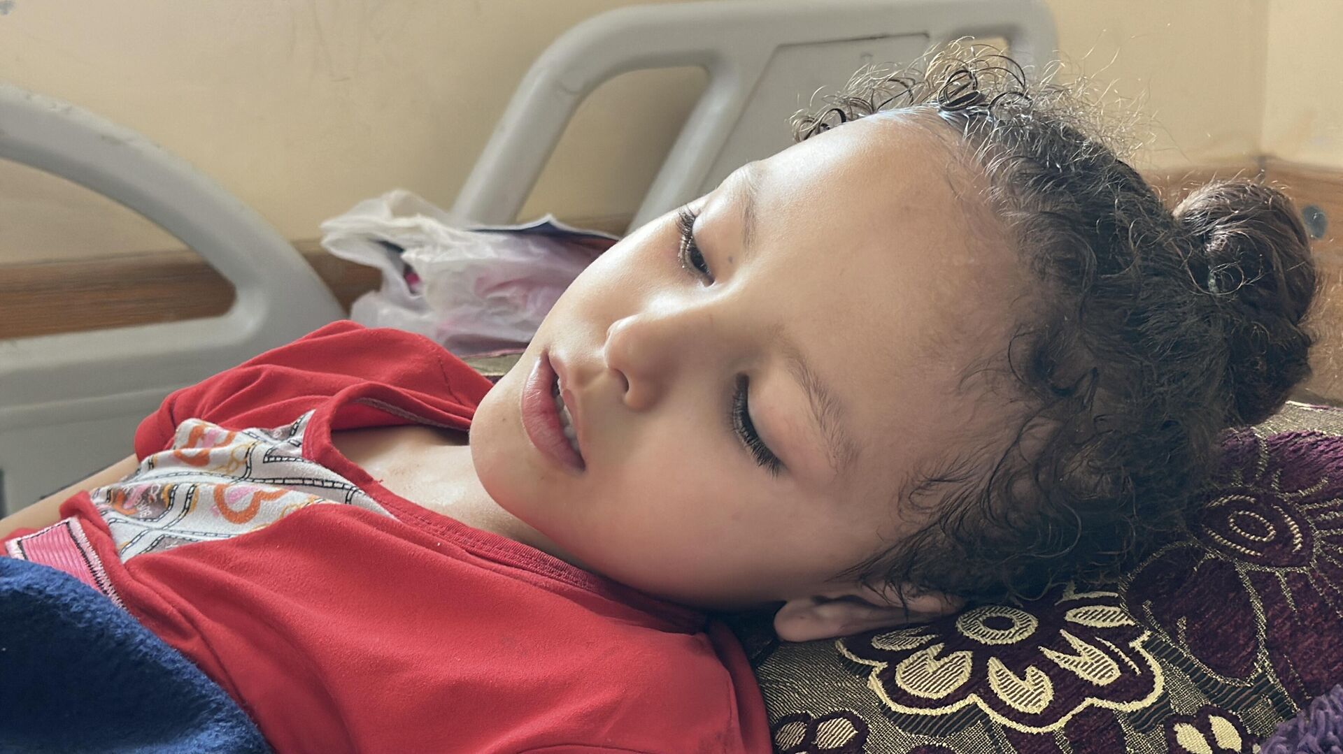 الطفلة سيلا تفقد ساقيها وتحلم بالمشي مجددا   - سبوتنيك عربي, 1920, 26.06.2025