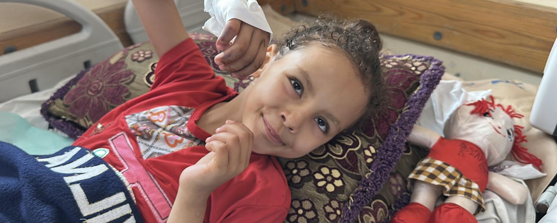 الطفلة سيلا تفقد ساقيها وتحلم بالمشي مجددا   - سبوتنيك عربي, 1920, 27.06.2025