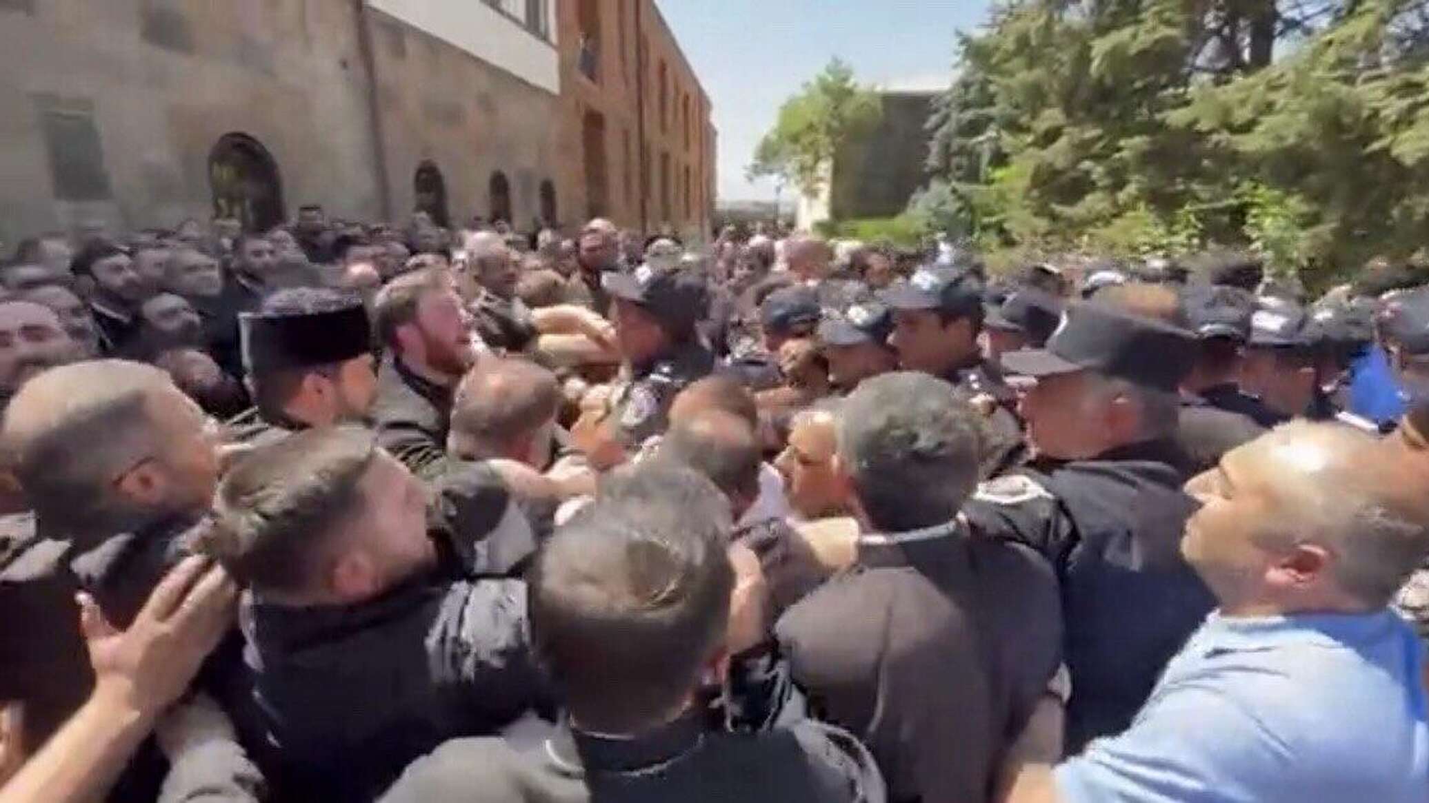 شجار بين قوات الأمن ورجال الدين أمام مقر رئيس الكنيسة الأرمينية الرسولية... فيديو