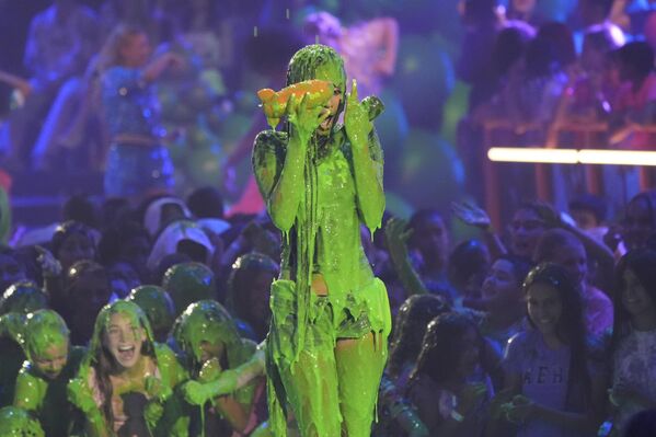  مقدمة البرامج تايلا تتعرض للرش بمادة لزجة خلال حفل توزيع جوائز اختيار الأطفال من نيكلوديون في كاليفورنيا.  - سبوتنيك عربي