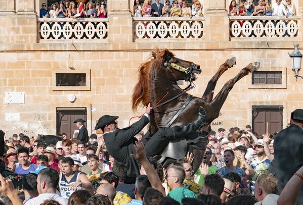  عشرات الأشخاص يشاركون في فعالية &quot;كاراغول دي بورن&quot; في ساحة &quot;إس بورن&quot; في سيوتاديلا، بإسبانيا. حيث يجوب الفرسان والخيول الساحة على إيقاع &quot;الجاليو&quot; التقليدي، أمام آلاف الحضور.  - سبوتنيك عربي