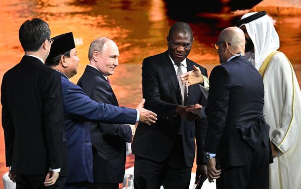 الرئيس الروسي فلاديمير بوتين يصافح عددا من القادة بعد الاجتماع الثامن والعشرين لمنتدى بطرسبورغ الاقتصادي الدولي. - سبوتنيك عربي