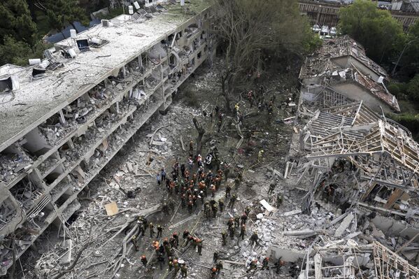 عمال الإنقاذ ورجال الإطفاء يتفقدون موقعا في تل أبيب تعرض لضربة صاروخية  إيرانية. - سبوتنيك عربي