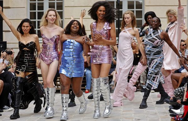  عارضة أزياء تسير على منصة عرض أزياء جان فريو - مجموعة ربيع/صيف 2026 للرجال، ضمن أسبوع الموضة في باريس. - سبوتنيك عربي