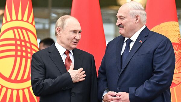 الرئيس الروسي فلاديمير بوتين والرئيس البيلاروسي أليكسندر لوكاشينكو خلال مشاركتهم في المجلس الاقتصادي الأوراسي الأعلى في مينسك - سبوتنيك عربي