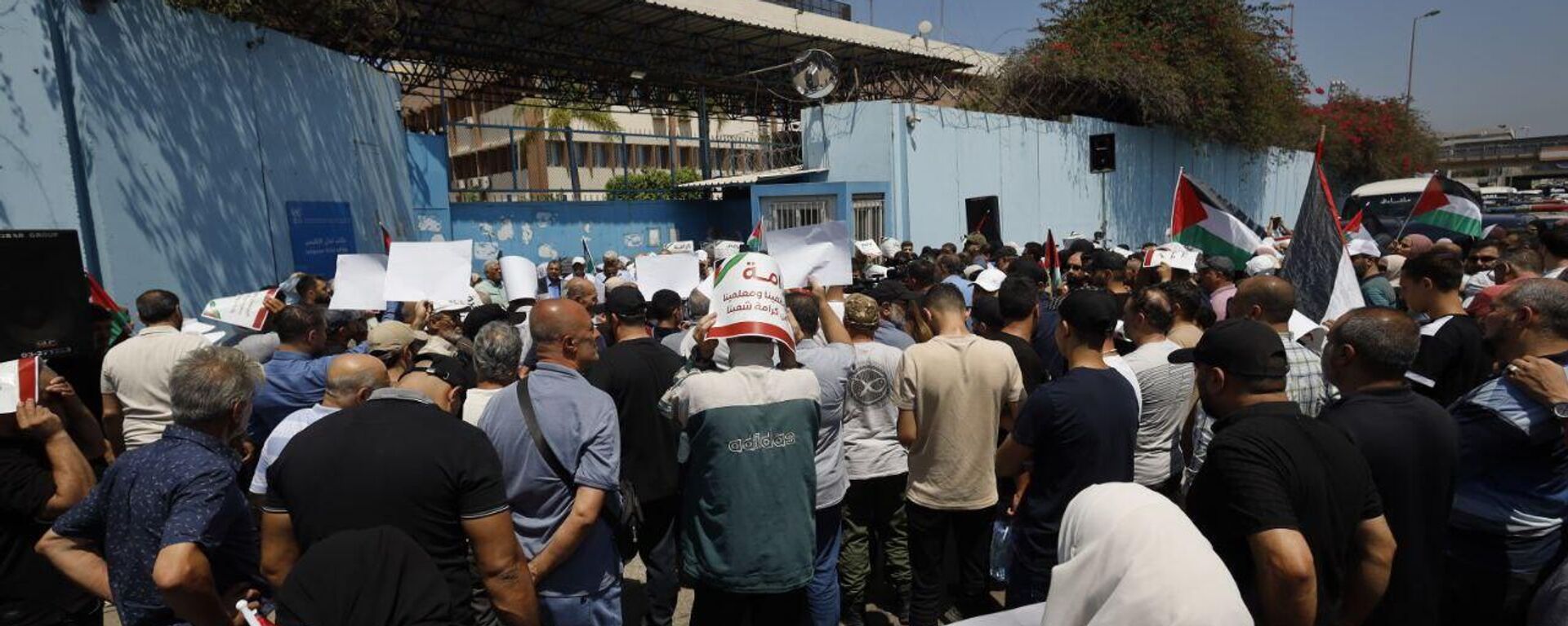 هيئة العمل الفلسطيني المشترك تنظم وقفة احتجاجية أمام مكتب الأونروا في بيروت - سبوتنيك عربي, 1920, 27.06.2025