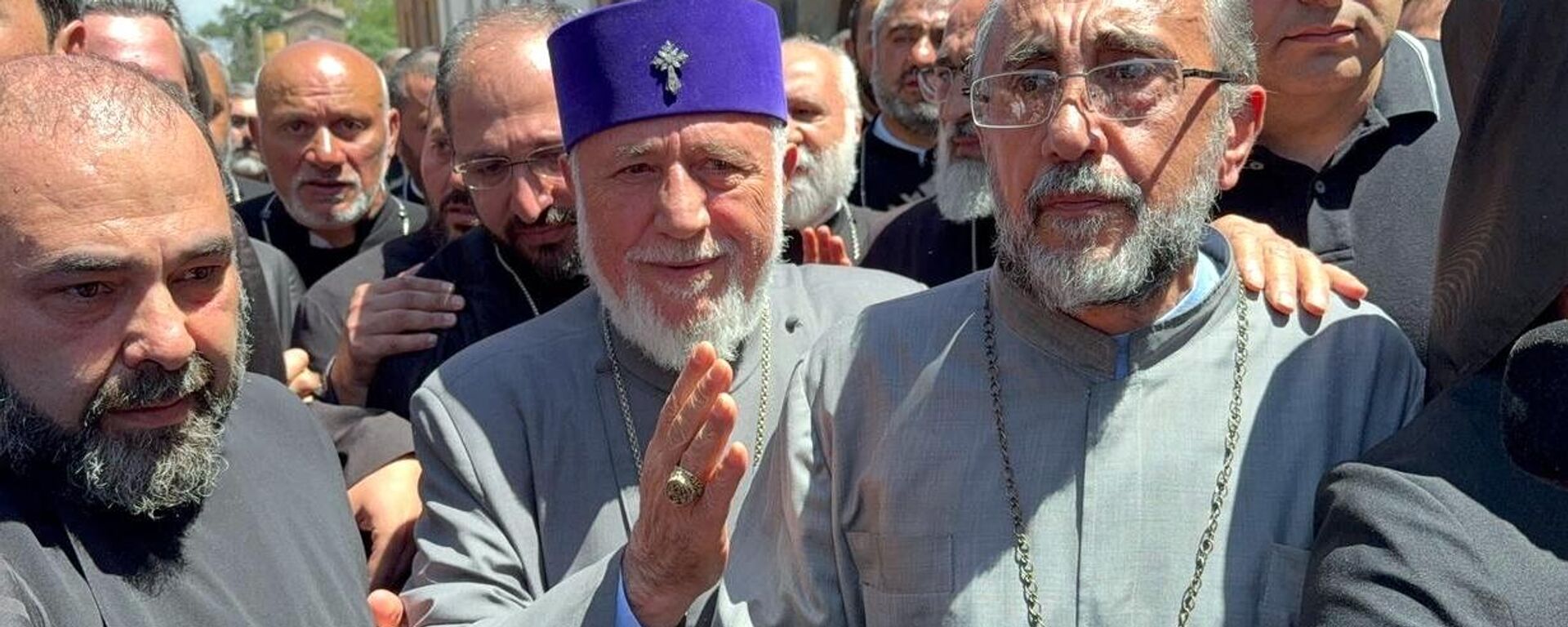 ضباط من جهاز الأمن الوطني الأرمني يصلون إلى إتشميادزين لاعتقال رئيس الأساقفة ميكائيل أجباهيان - سبوتنيك عربي, 1920, 28.06.2025