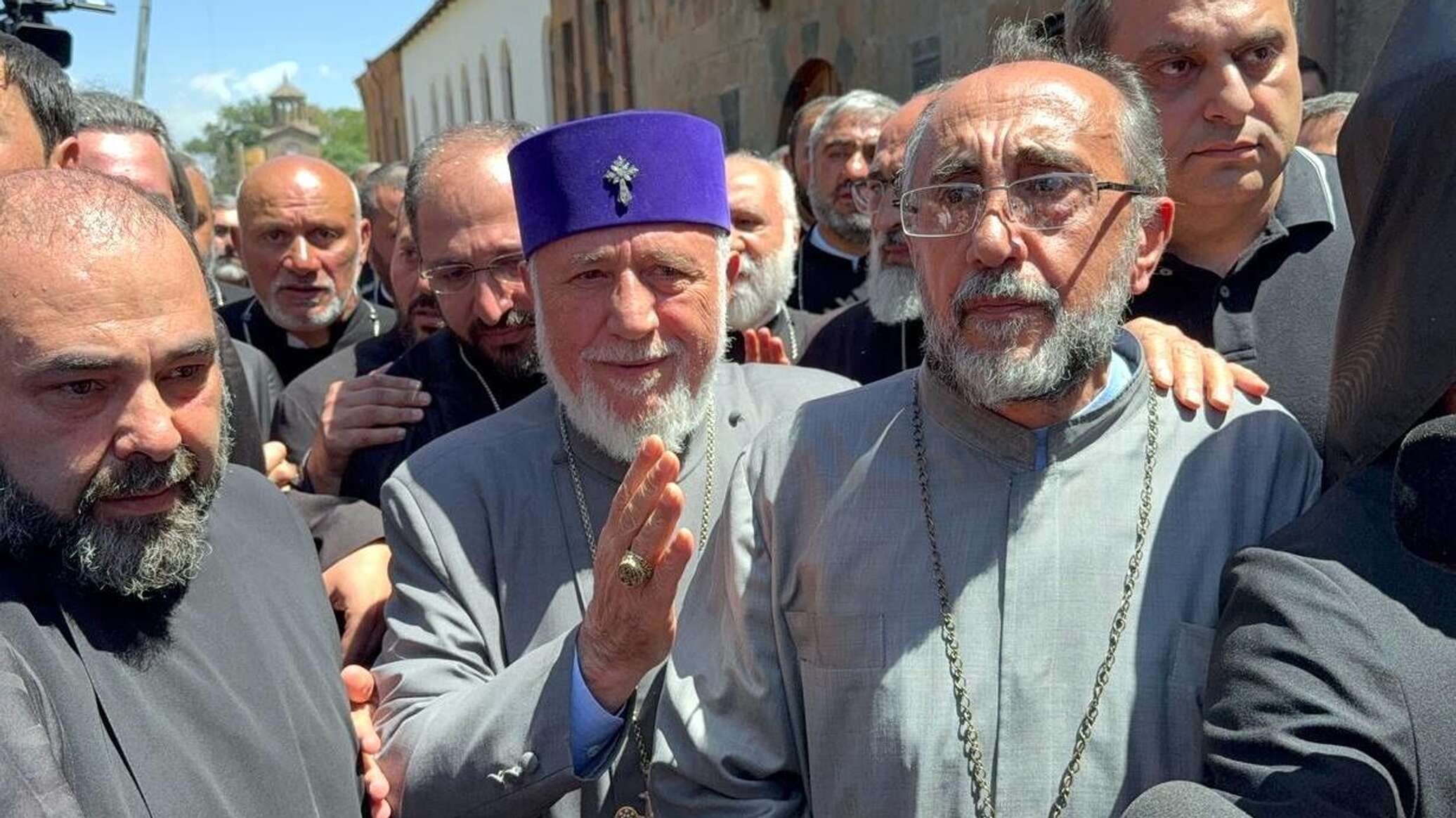 أنصار رئيس أساقفة أرمينيا يعتصمون أمام المحكمة حتى الصباح... فيديو