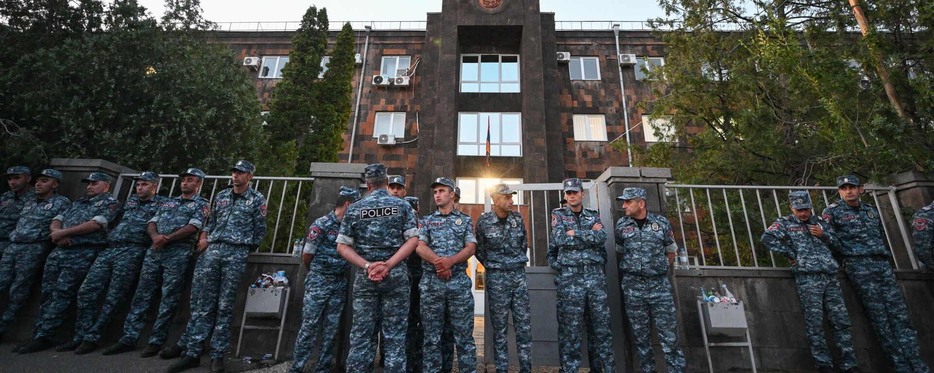 ضباط شرطة خارج محكمة في يريفان بعد إعلان الحكم على رئيس أساقفة أرمينيا ميكائيل أجباهيان - سبوتنيك عربي, 1920, 09.07.2025