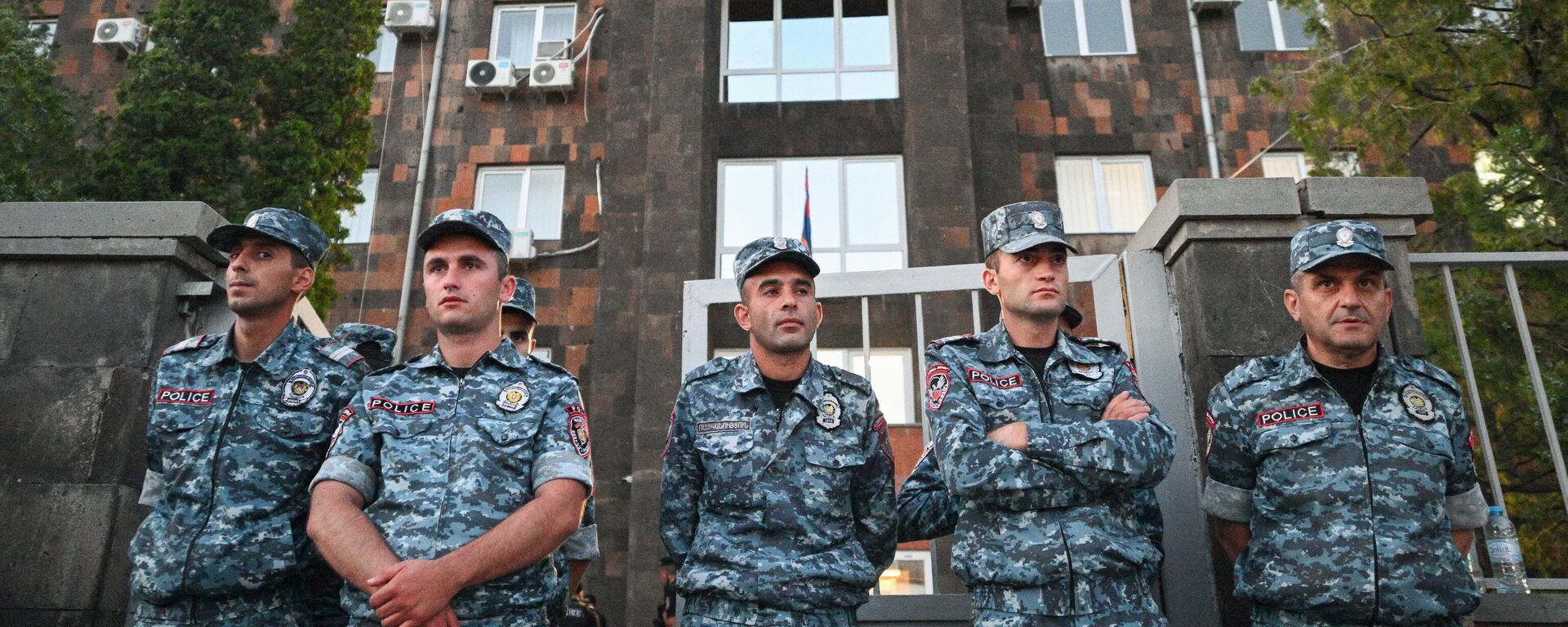 ضباط شرطة خارج محكمة في يريفان بعد إعلان الحكم على رئيس أساقفة أرمينيا ميكائيل أجباهي - سبوتنيك عربي, 1920, 08.07.2025