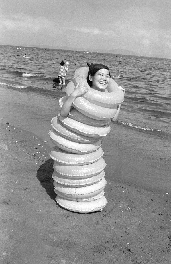 استمتع الأطفال كثيرا، حيث اخترع أحدهم لعبة ممتعة وصحية على شاطئ ميورا جنوب طوكيو في الصيف. هدف اللعبة هو اكتشاف كم عدد أنابيب الطفو البلاستيكية التي يمكن للفرد ارتداؤها بسرعة على جسده. فتاة يابانية صغيرة تمكنت من ارتداء 12 أنبوبا حتى رقبتها في 29 أغسطس 1966. - سبوتنيك عربي