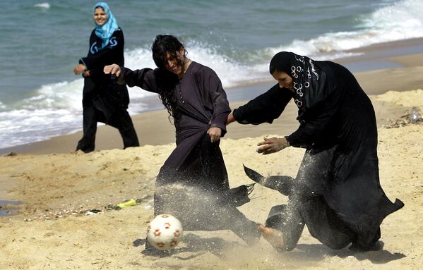 نساء فلسطينيات يلعبن بالكرة على شاطئ رفح، جنوب قطاع غزة، الأربعاء 22 مارس 2006. - سبوتنيك عربي