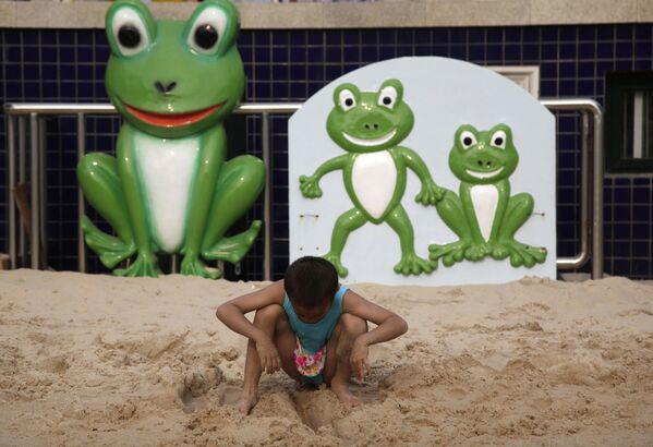 طفل صيني يلعب بالرمال على شاطئ صناعي في حديقة في بكين، الصين، الأحد 6 يونيو 2010. - سبوتنيك عربي