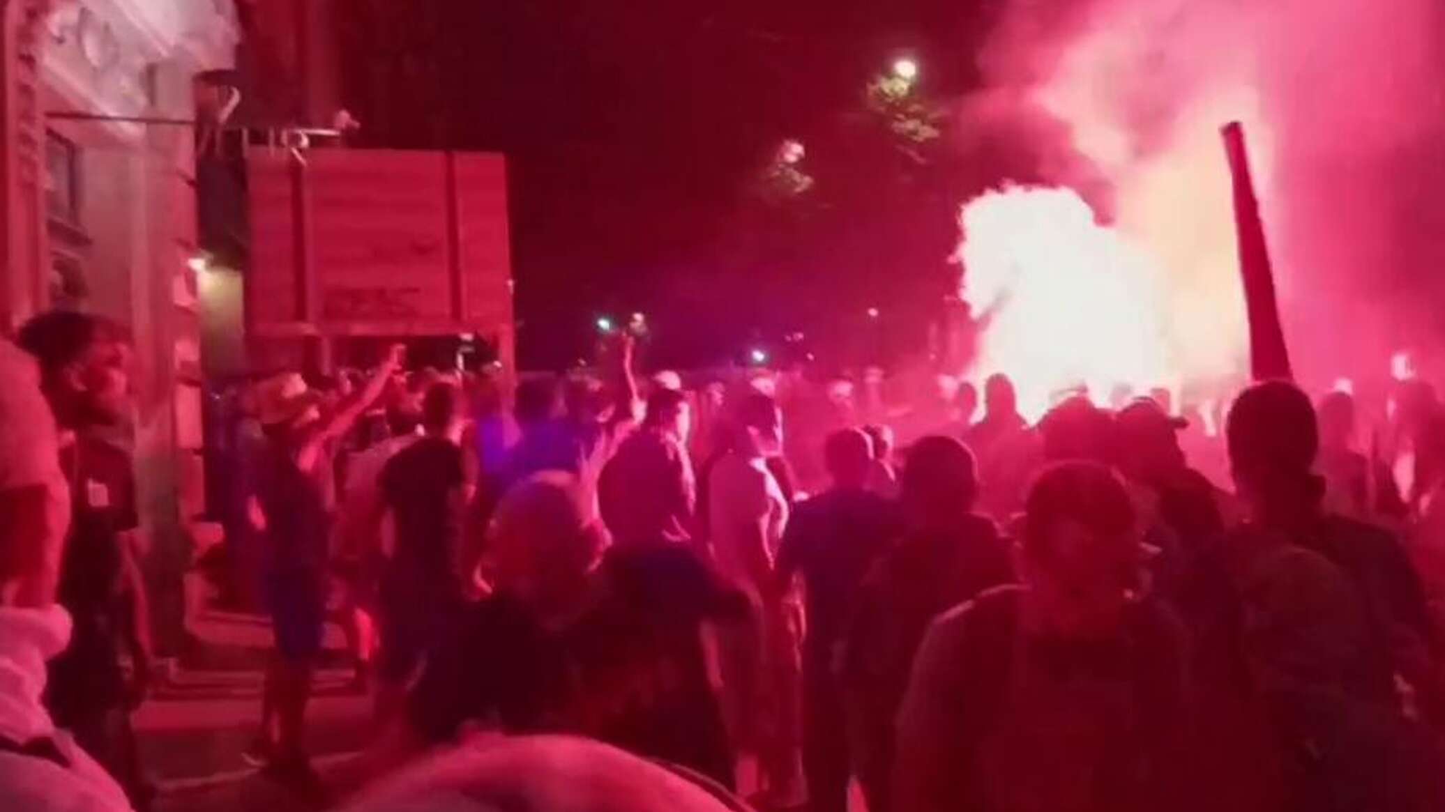 محتجون في بلغراد يهاجمون الشرطة والأخيرة تستخدم القوة لتفريقهم.. فيديو