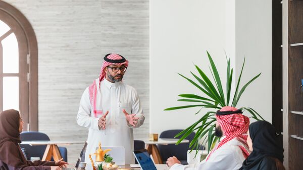 رجل أعمال عربي يقود اجتماعا مكتبيا - سبوتنيك عربي