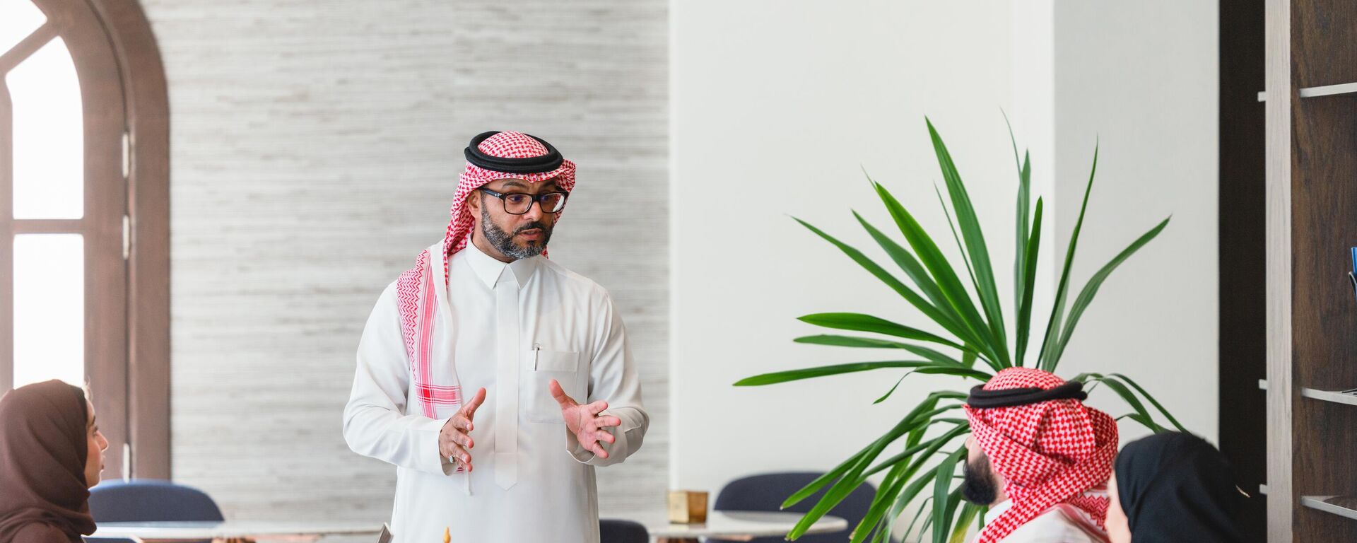 رجل أعمال عربي يقود اجتماعا مكتبيا - سبوتنيك عربي, 1920, 29.06.2025