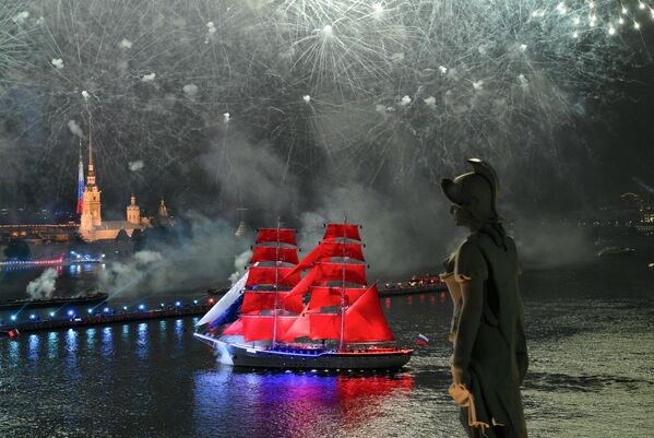السفينة &quot;روسيا&quot; على نهر الـ&quot;نيفا&quot;، خلال حفل &quot;الأشرعة القرمزية&quot;، مدينة في سان بطرسبورغ الروسية - سبوتنيك عربي