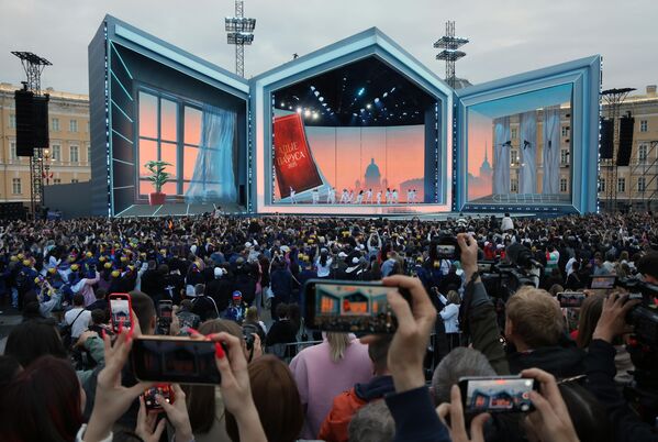 حفل موسيقي ضخم احتفالًا بخريجي المدارس الثانوية في مدينة سان بطرسبورغ الروسية - سبوتنيك عربي