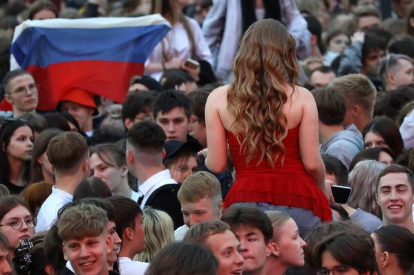 أجواء من الفرح والبهجة ترافق الطلاب المتخرجين، خلال الاحتفال في مدينة سان بطرسبورغ الروسية - سبوتنيك عربي