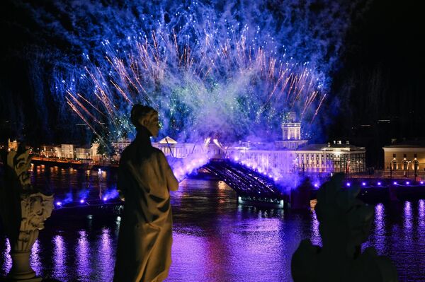 لحظة إطلاق الألعاب النارية، خلال الاحتفال بخريجي المدارس الثانوية في مدينة سان بطرسبورغ الروسية - سبوتنيك عربي