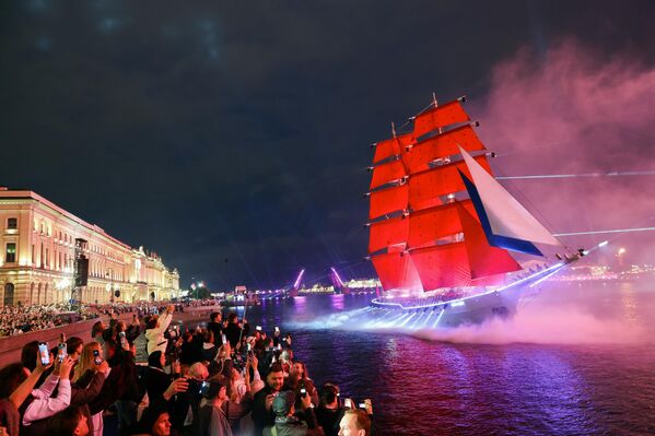 السفينة &quot;روسيا&quot; على نهر الـ&quot;نيفا&quot;، تعبر أمام الطلاب المتخرجين، خلال حفل &quot;الأشرعة القرمزية&quot;، في مدينة سانت بطرسبورغ الروسية - سبوتنيك عربي