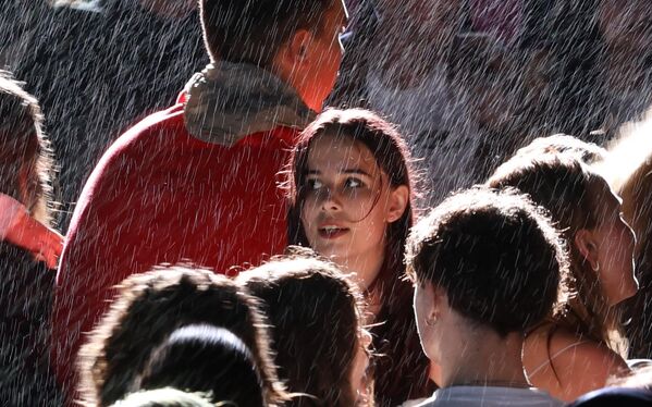 طالبات يشاركن زملاءهن فرحة التخرج من المدرسة في مدينة سان بطرسبورغ الروسية - سبوتنيك عربي