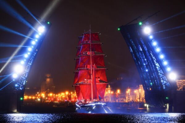 السفينة &quot;روسيا&quot; تعبر أحد جسور المدينة، خلال حفل &quot;الأشرعة القرمزية&quot;، في سان بطرسبورغ - سبوتنيك عربي