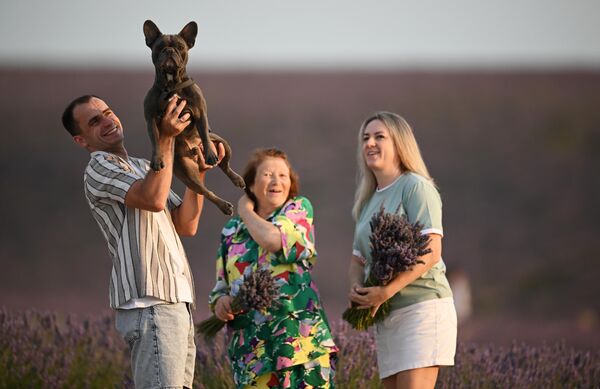 سياح يستمتعون بوقتهم في حقول الخزامى في شبه جزيرة القرم. سياح يستمتعون بوقتهم في حقول الخزامى في شبه جزيرة القرم. - سبوتنيك عربي