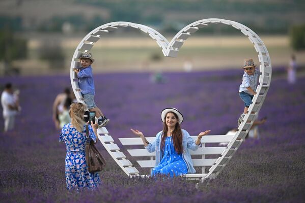 سياح يلتقطون الصور في مزارع الخزامى في منطقة باختشيساراي في شبه جزيرة القرم. سياح يلتقطون الصور في مزارع الخزامى في منطقة باختشيساراي في شبه جزيرة القرم. - سبوتنيك عربي