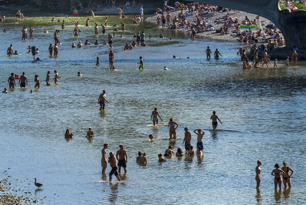 سياح يسبحون في مياه نهر إيسار في قلب العاصمة البافارية ميونخ، ألمانيا. - سبوتنيك عربي