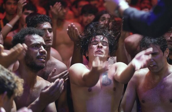 المسلمون الشيعة يضربون صدورهم حزنا على الإمام الحسين، حفيد النبي محمد (ص)، خلال موكب محرم في بغداد، العراق. - سبوتنيك عربي