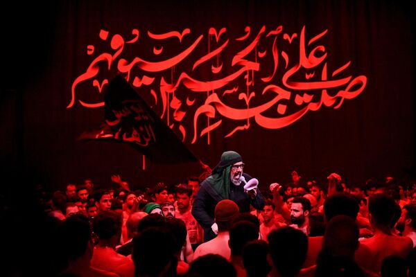 المسلمون الشيعة يستمعون إلى خطبة خلال مراسم عزاء داخل مسجد الجمهورية في البصرة، إحياء لذكرى استشهاد الإمام الحسين، حفيد النبي محمد (ص)، وصحابته الاثنين والسبعين في معركة كربلاء. - سبوتنيك عربي