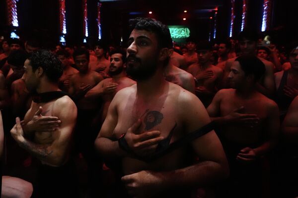 المسلمون الشيعة يقيمون مراسم عزاء داخل مسجد الجمهورية في البصرة، إحياء لذكرى استشهاد الإمام الحسين، حفيد النبي محمد (ص)، وصحابته الاثنين والسبعين في معركة كربلاء. - سبوتنيك عربي