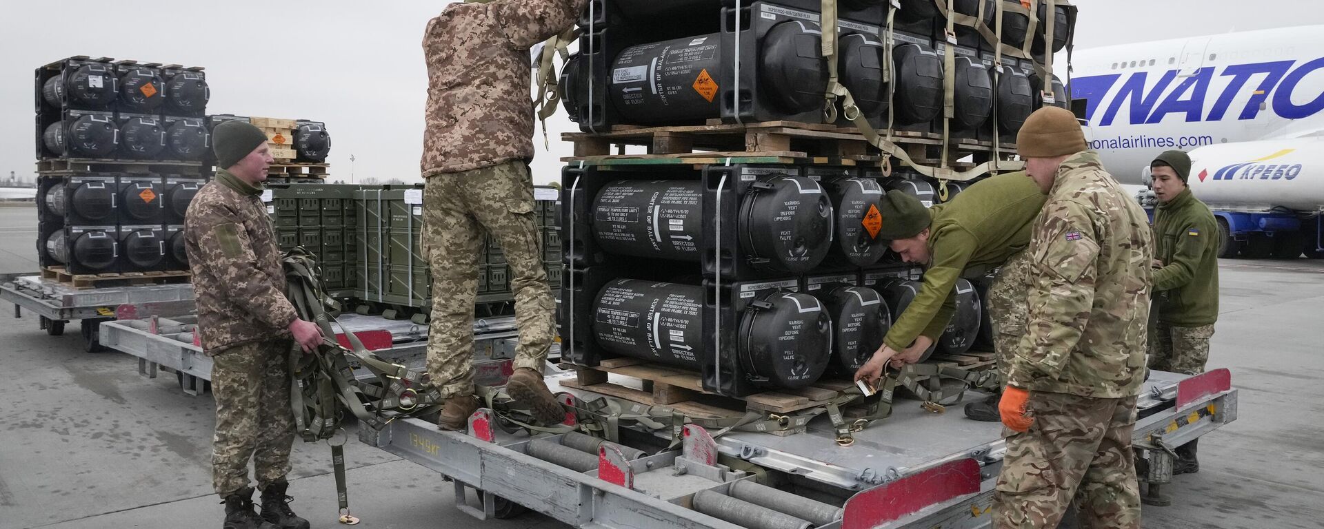 جنود أوكرانيون يفككون صواريخ جافلين المضادة للدبابات، المسلمة كجزء من المساعدة الأمنية الأمريكية لأوكرانيا - سبوتنيك عربي, 1920, 02.07.2025