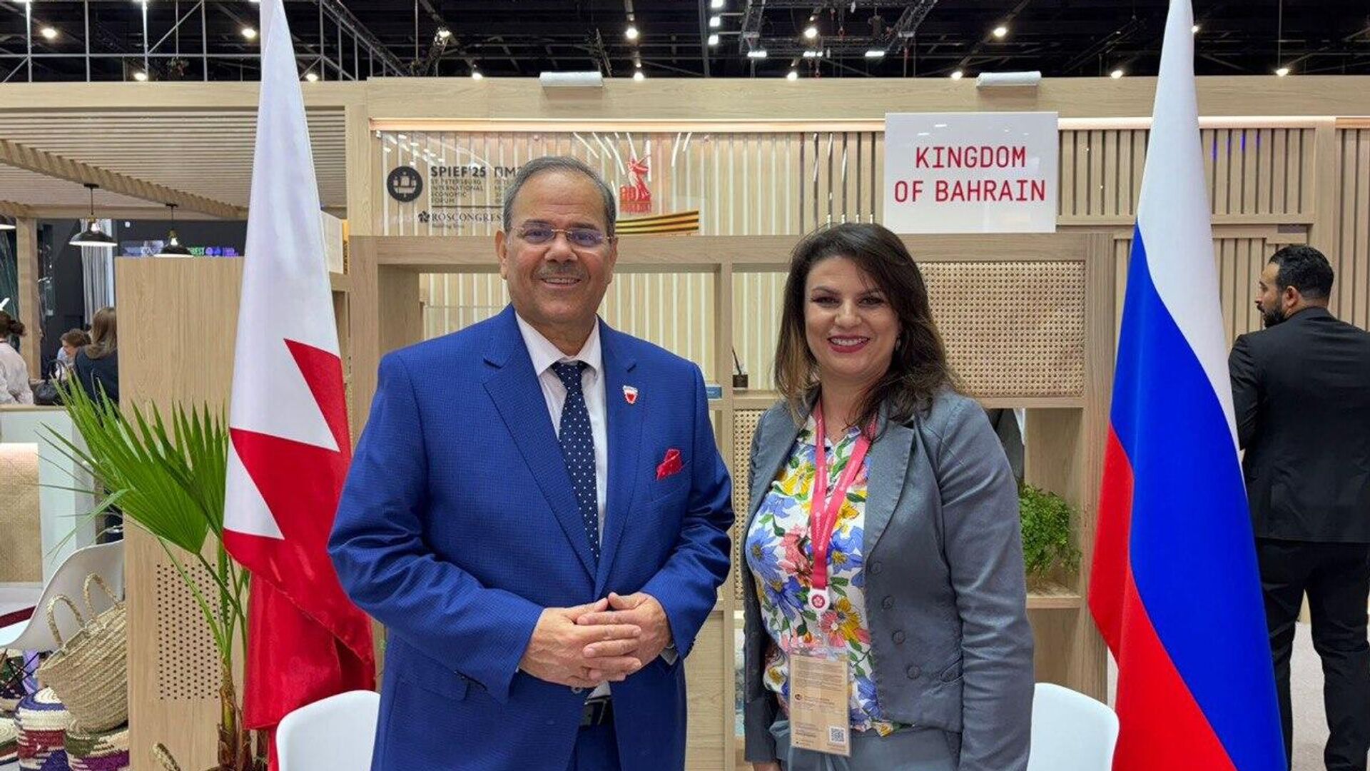 سفير مملكة البحرين لدى روسيا الاتحادية، الدكتور أحمد عبد الرحمن الساعاتي، والإعلامية نغم كباس سفير مملكة البحرين لدى روسيا الاتحادية، الدكتور أحمد عبد الرحمن الساعاتي، والإعلامية نغم كباس - سبوتنيك عربي, 1920, 02.07.2025