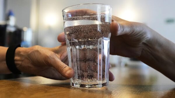 كوب ماء للشرب - سبوتنيك عربي