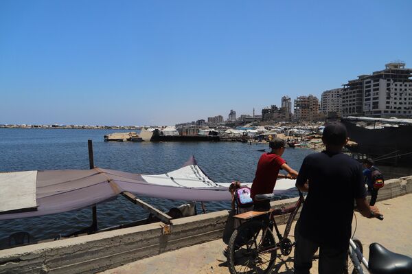 ميناء غزة يتحول من مكان للفرح والترفيه إلى ملاذ للنازحين الفارين من الموت - سبوتنيك عربي