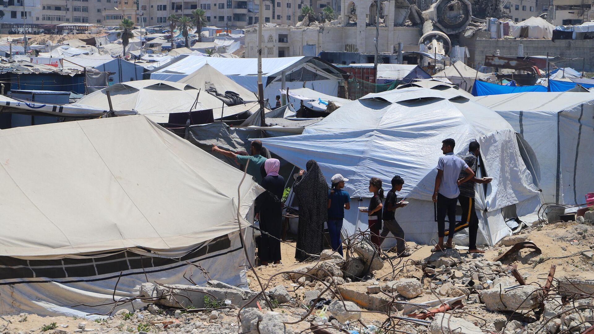 ميناء غزة يتحول من مكان للفرح والترفيه إلى ملاذ للنازحين الفارين من الموت ميناء غزة يتحول من مكان للفرح والترفيه إلى ملاذ للنازحين الفارين من الموت - سبوتنيك عربي, 1920, 06.07.2025