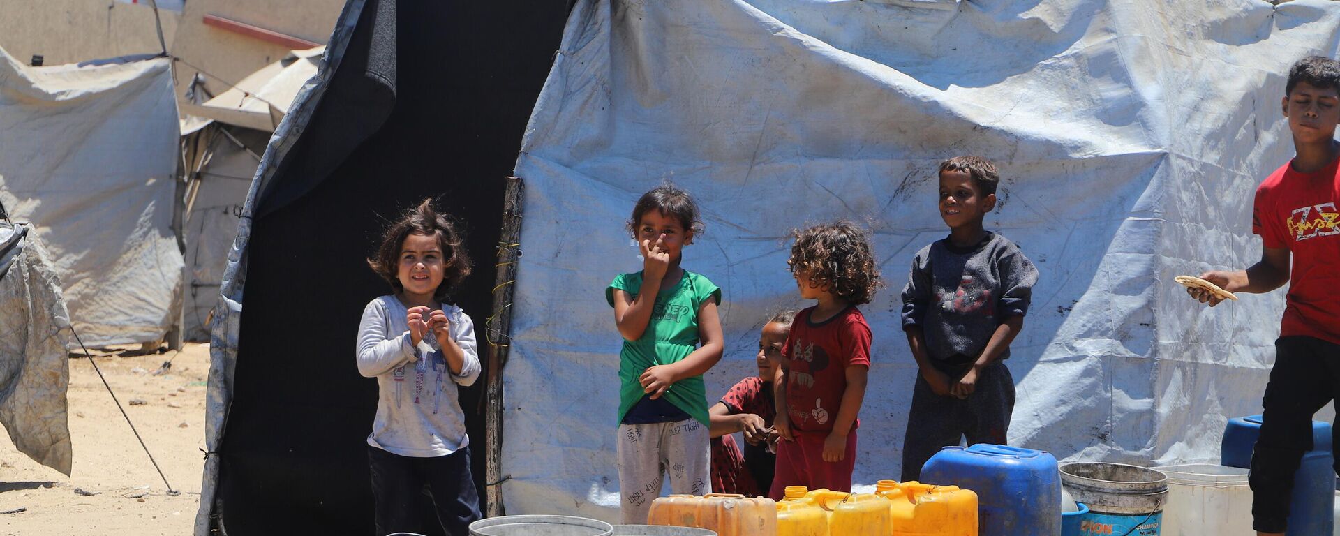 ميناء غزة يتحول من مكان للفرح والترفيه إلى ملاذ للنازحين الفارين من الموت - سبوتنيك عربي, 1920, 23.07.2025