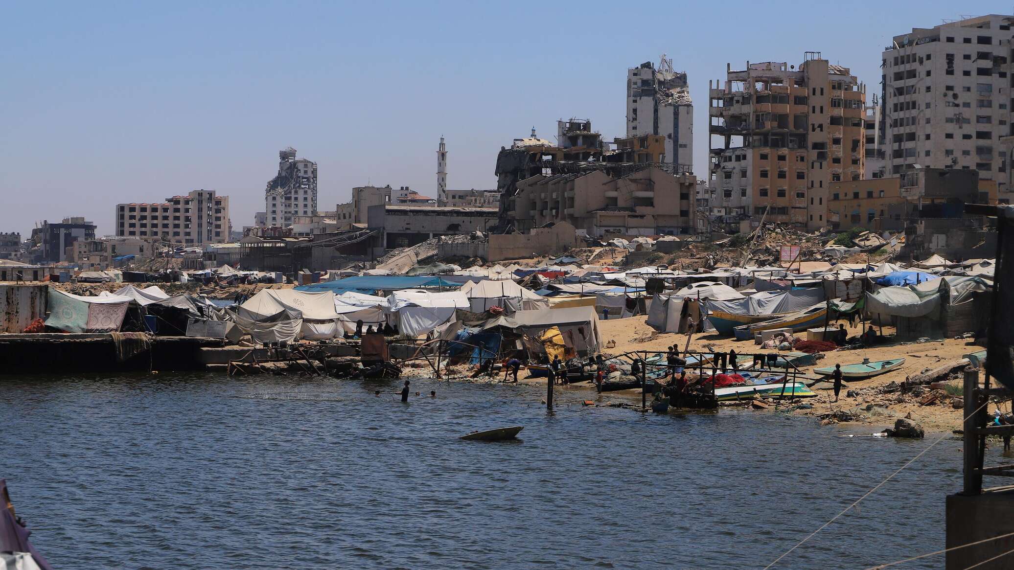 هيئة البث الإسرائيلية: الجيش يتلف كميات كبيرة من الغذاء كانت مخصصة لسكان غزة