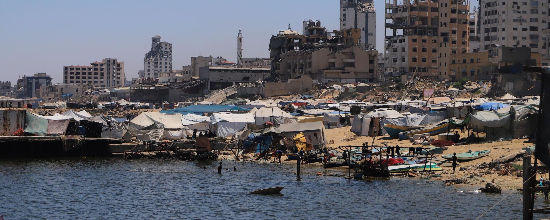 ميناء غزة يتحول من مكان للفرح والترفيه إلى ملاذ للنازحين الفارين من الموت - سبوتنيك عربي, 1920, 26.07.2025