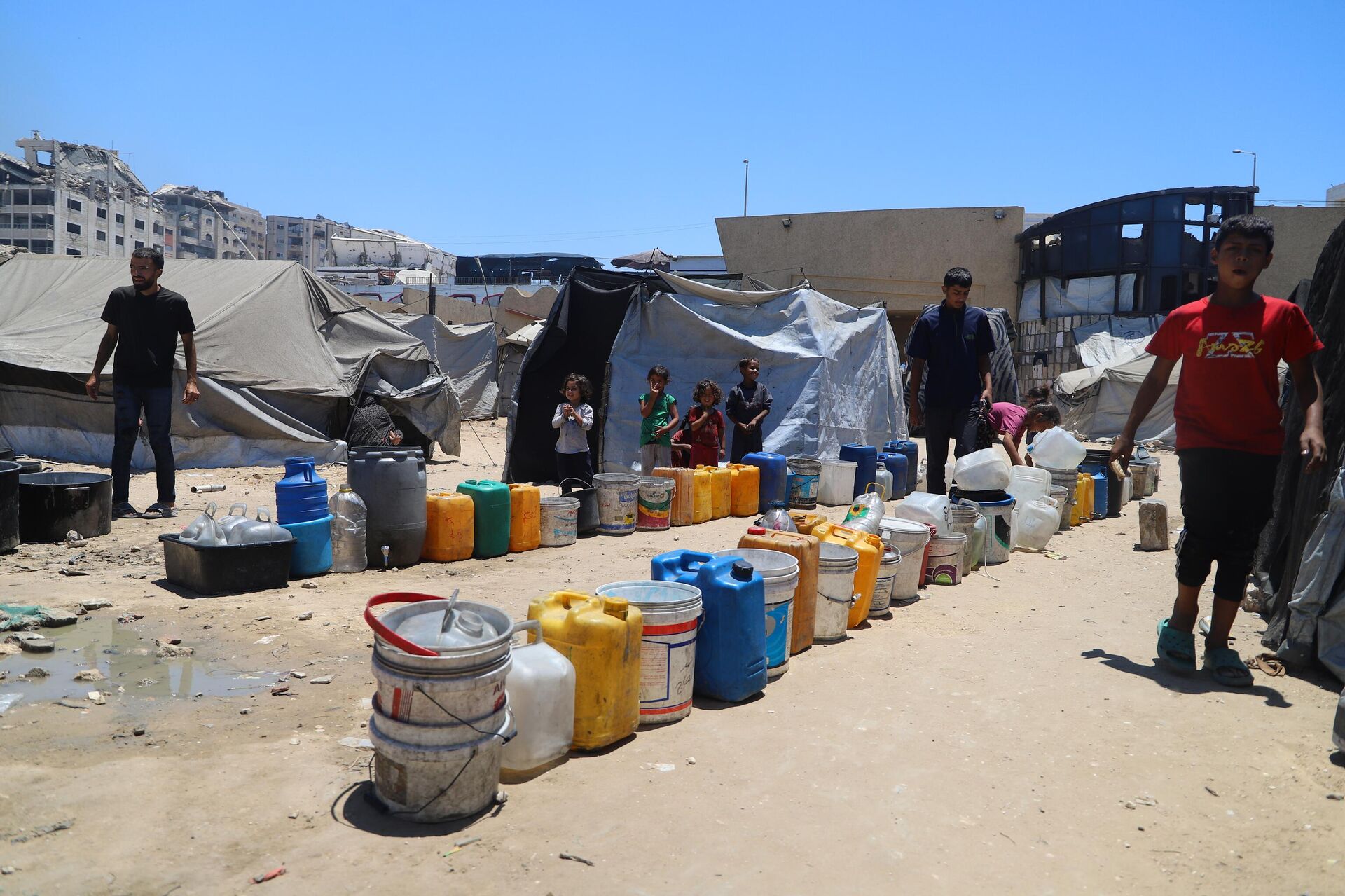 ميناء غزة يتحول من مكان للفرح والترفيه إلى ملاذ للنازحين الفارين من الموت - سبوتنيك عربي, 1920, 03.07.2025