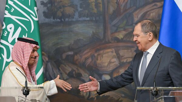 محادثات بين وزير الخارجية الروسي سيرغي لافروف ووزير الخارجية السعودي فهد بن فرحان - سبوتنيك عربي